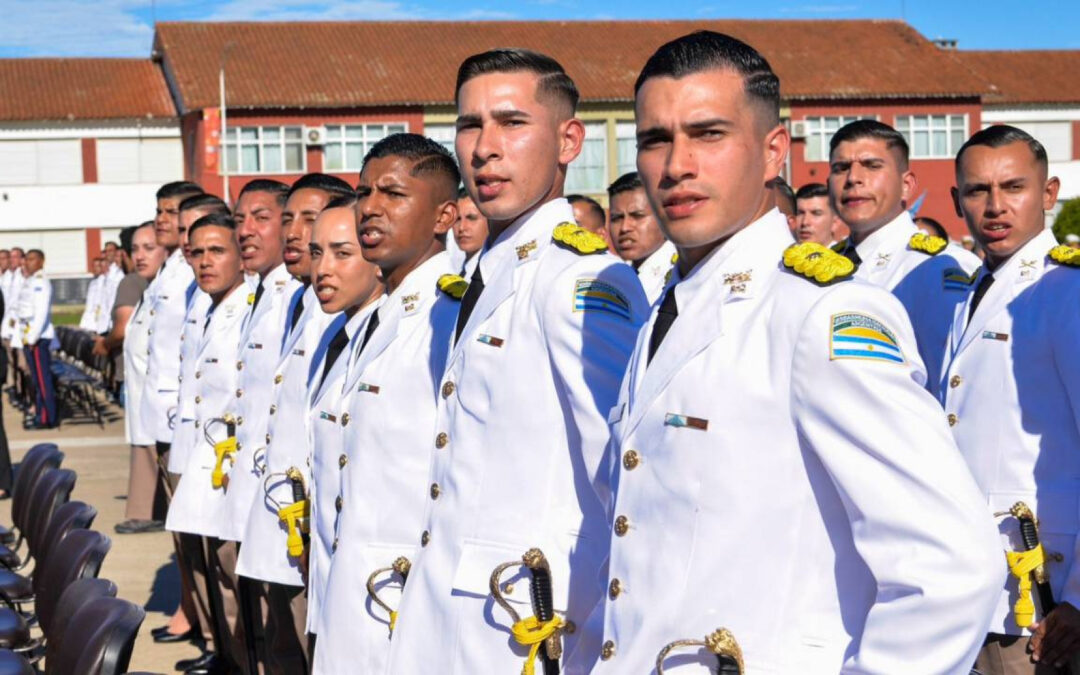 Entrega de sables a nuevos oficiales de Gendarmería Nacional