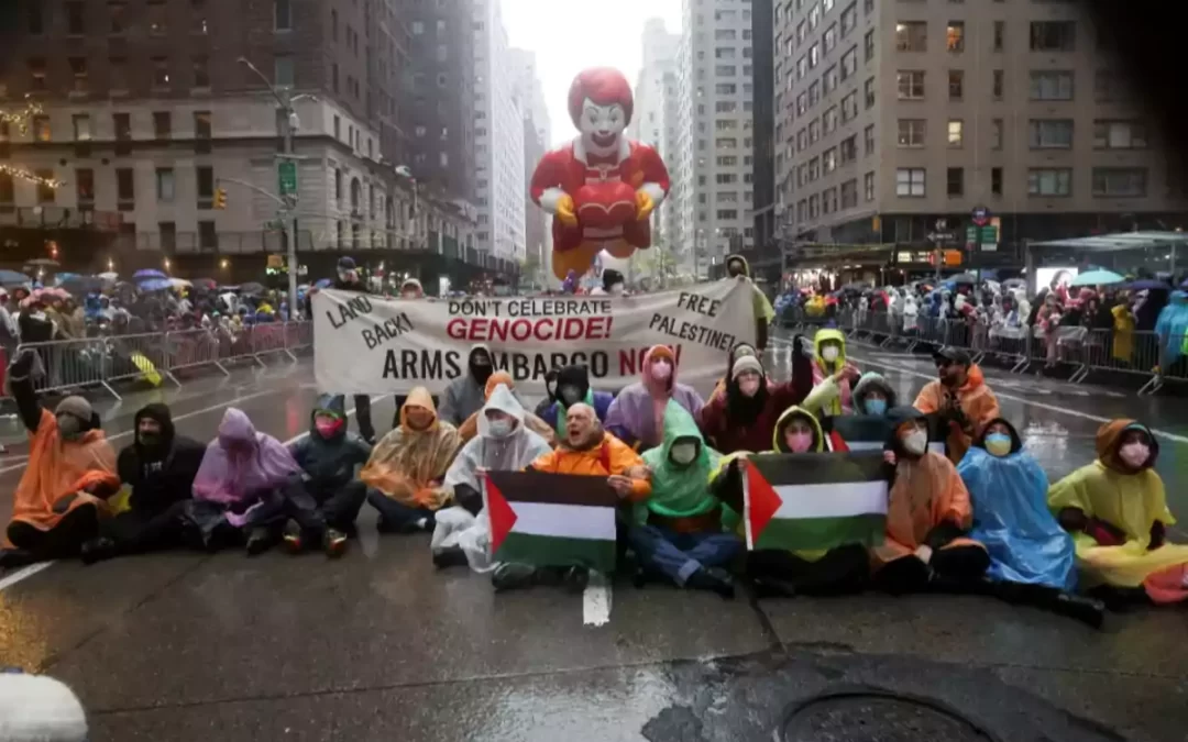 Protestas anti-Israel irrumpen en el desfile de Acción de Gracias de Macy’s, provocando arrestos en Nueva York