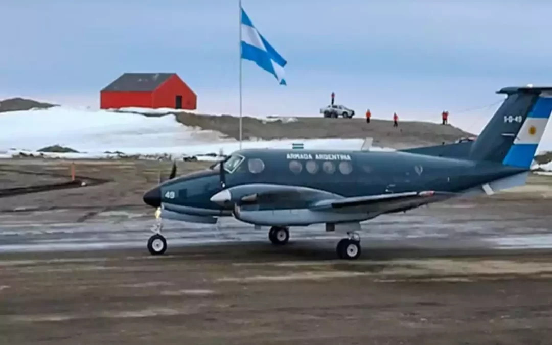 La Armada Argentina retoma operaciones aéreas en la Antártida tras 50 años