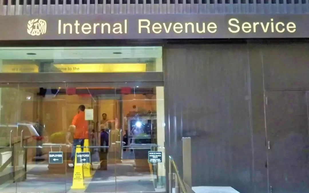 El IRS despide a 6.000 empleados en medio de recortes laborales de Trump