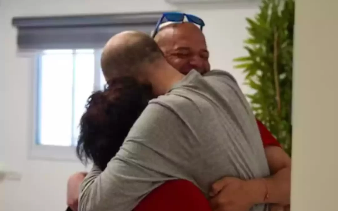 Emocionante reencuentro de Iair Horn con su familia tras 500 días de cautiverio