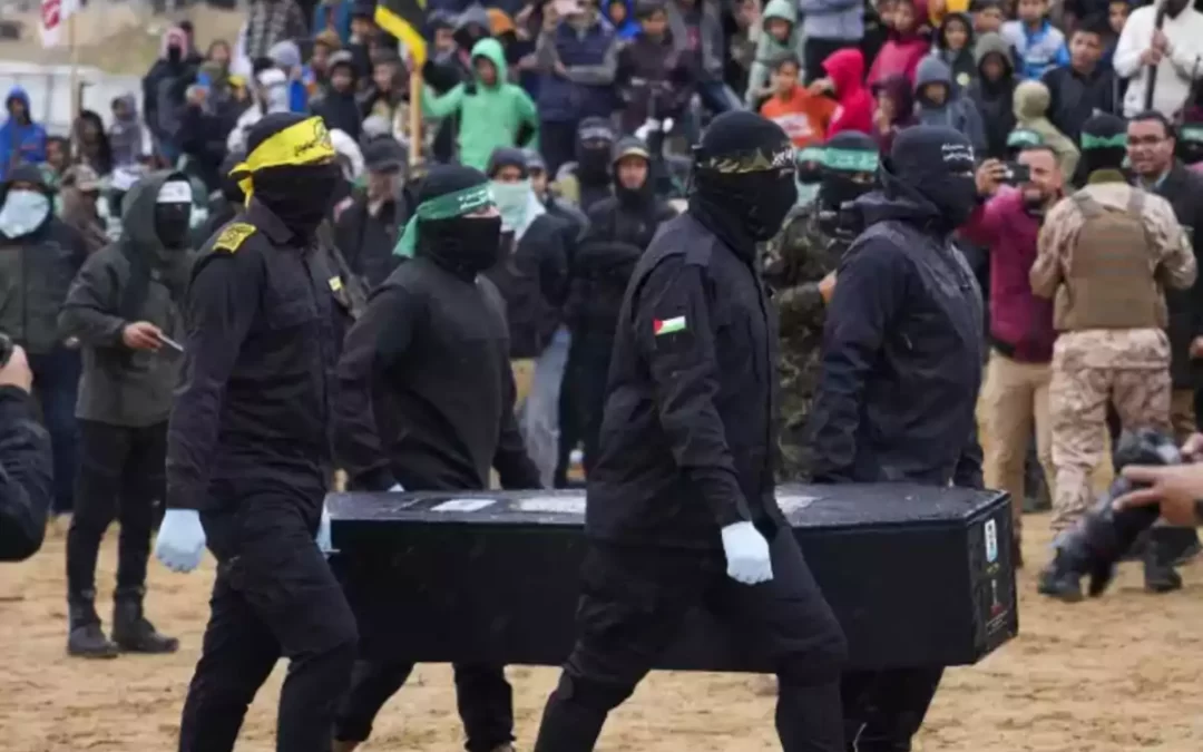 Hamás entrega cuerpos de rehenes israelíes asesinados en macabra puesta en escena