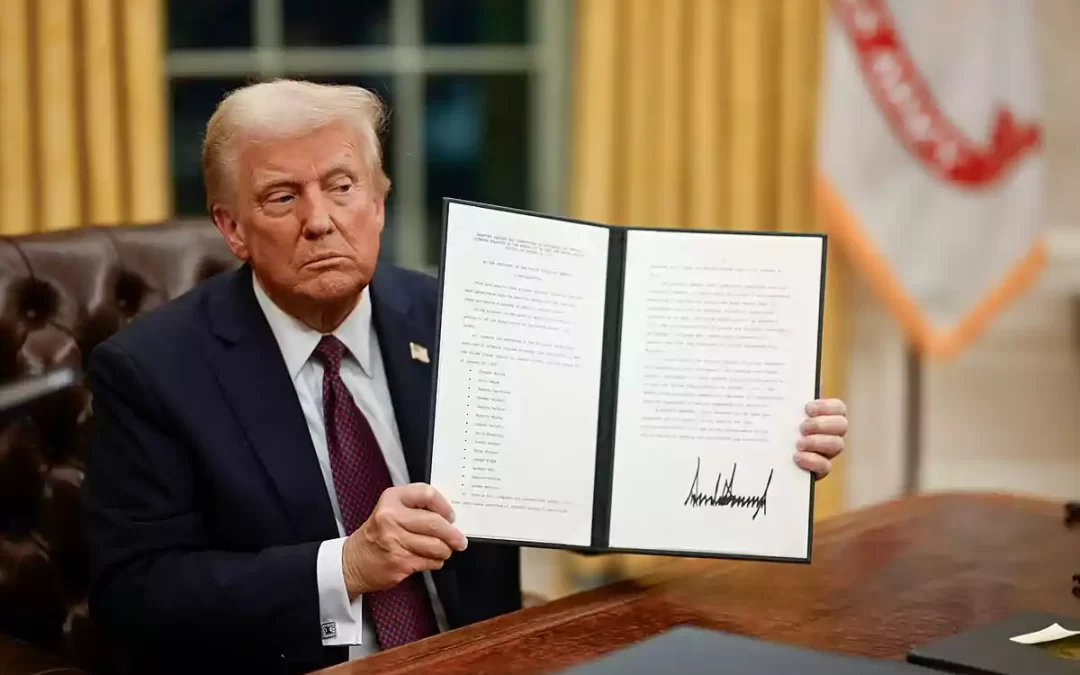 Presidente Trump firma orden ejecutiva para prohibir el financiamiento a escuelas con mandatos de vacunación pa ra COVID-19