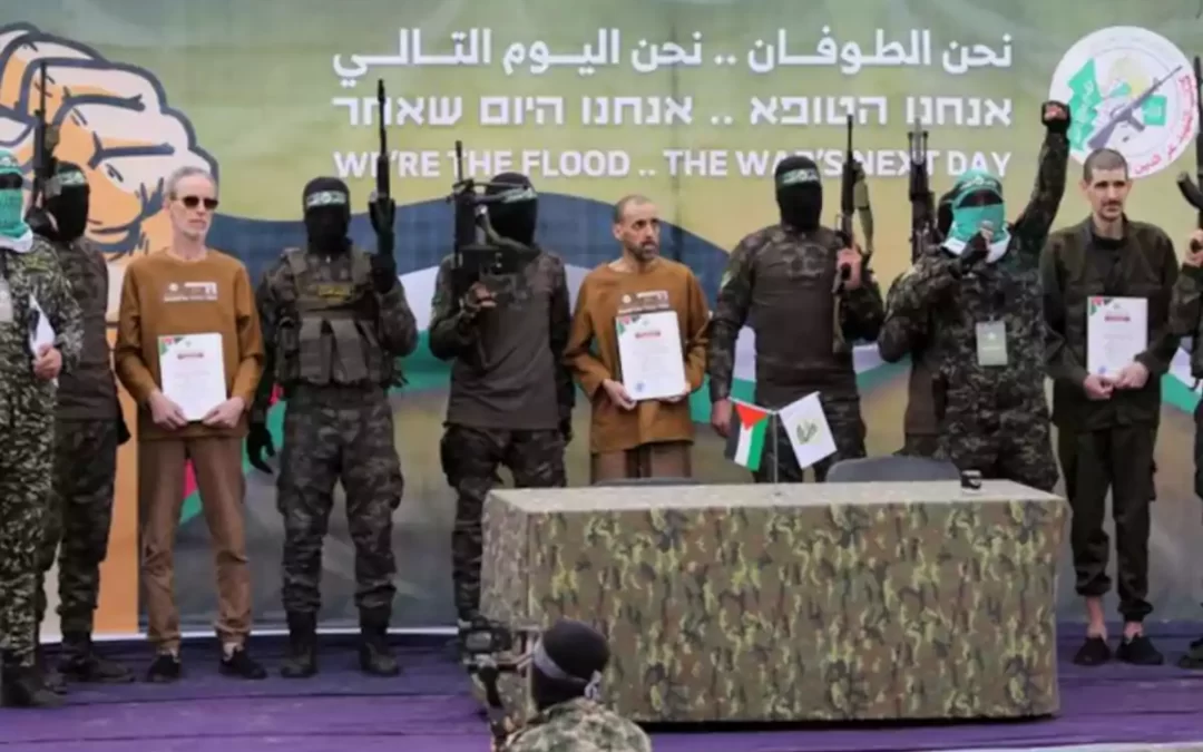Liberados tres rehenes israelíes en canje con Hamas, pero la tregua en peligro