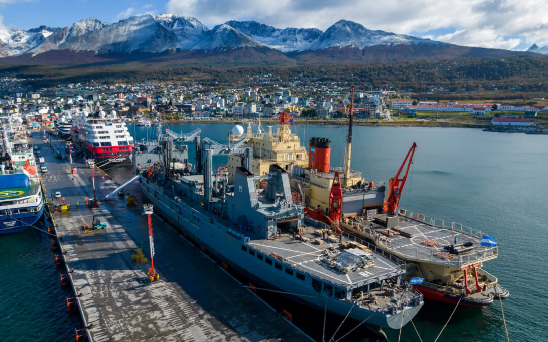 ARA Patagonia crucial en el reabastecimiento antártico en Ushuaia Comandante celebra nacimiento de su hija