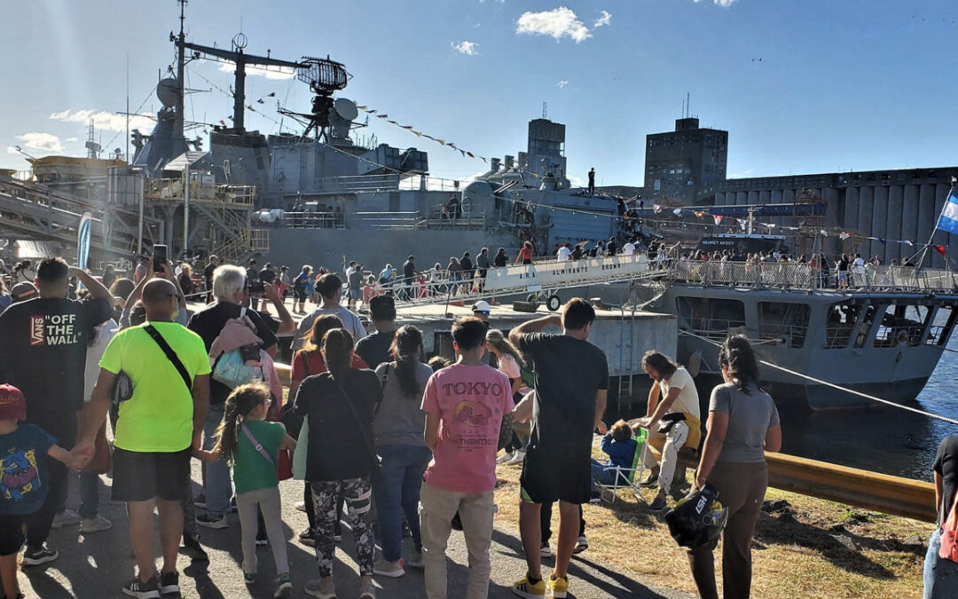 Puertas Abiertas en la Armada Argentina: Unidades Navales Rinden Homenaje a Malvinas y Acercan la Defensa Nacion al al Público