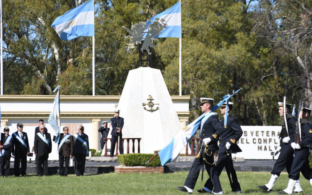 Emotiva Ceremonia en Puerto Belgrano Honra a Héroes de Malvinas: Veteranos y Caídos Recordados